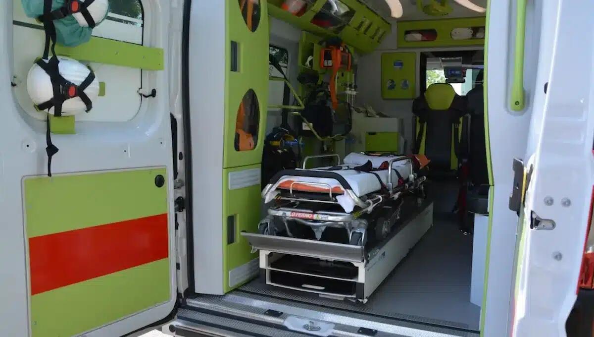 Taxi-ambulanza finisce fuori strada per evitare lo scontro con un camion: ferita passeggera 80enne - 