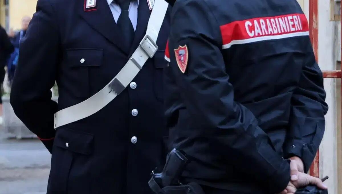 In fiera senza biglietto, chiedono soldi ai passanti per falsi progetti solidali: denunciati due finti sordomuti - 