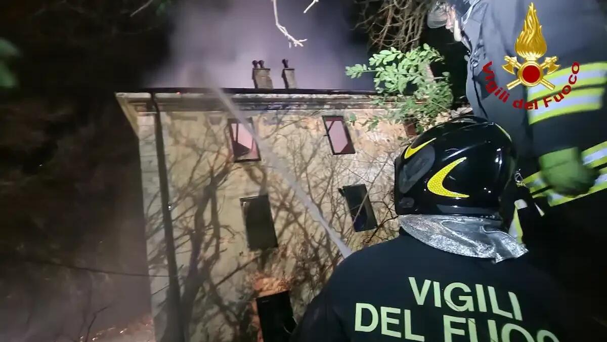 Trieste, incendio distrugge l’ex ospedale militare: indagini in corso, si sospetta il dolo - 