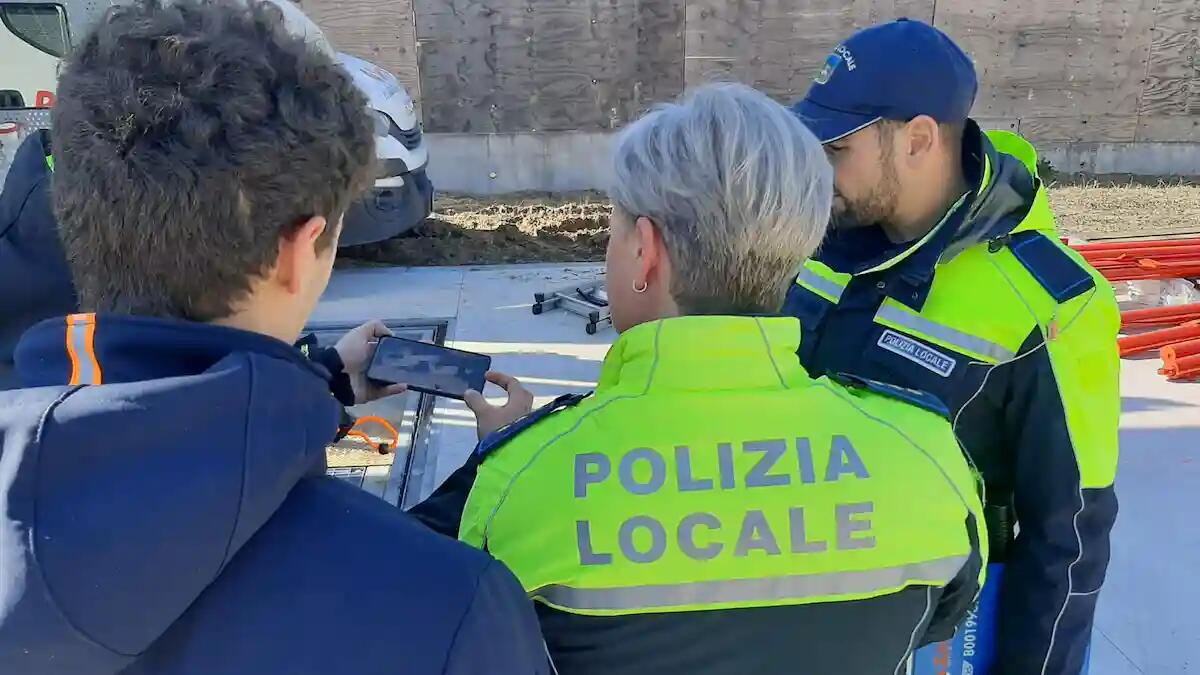 Rifiuti abbandonati, stretta del Comune: fototrappole e multe salate per i responsabili - 