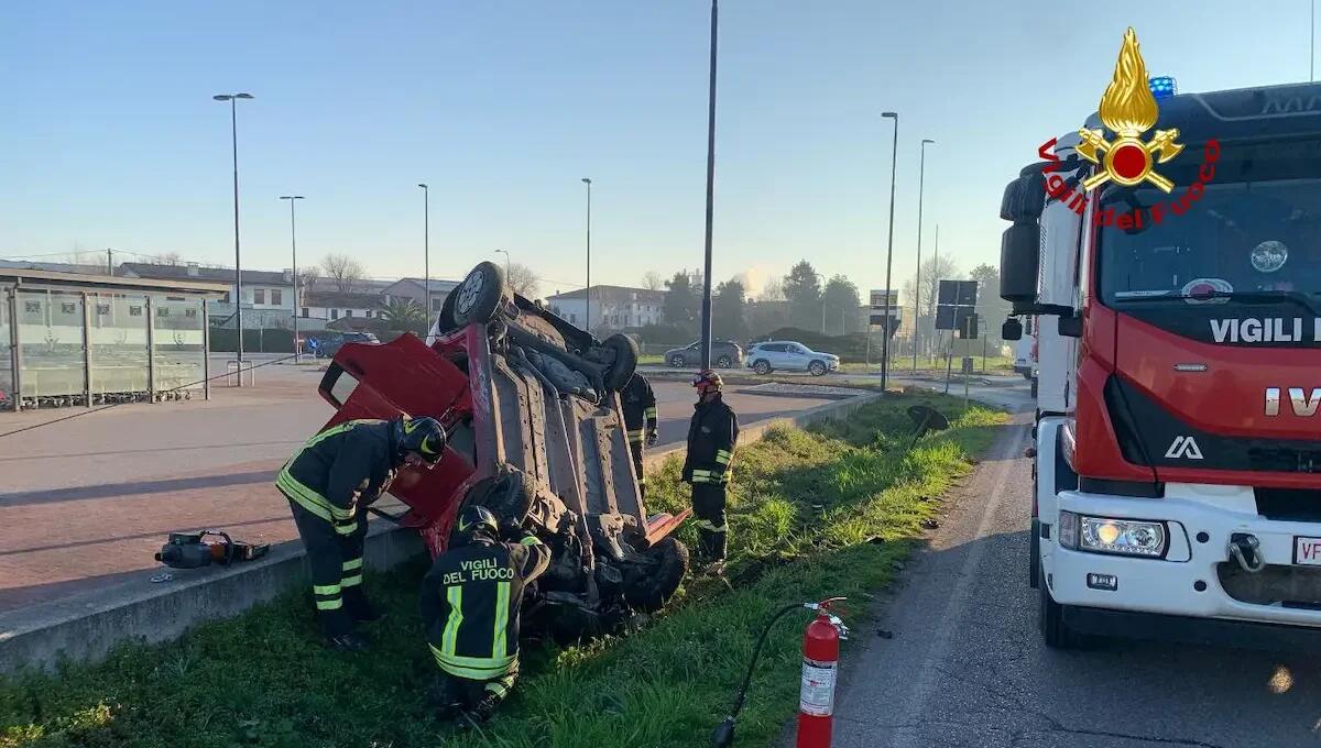 Perde il controllo dell'auto e finisce rovesciato in un canale di scolo: conducente estratto dalle lamiere - 