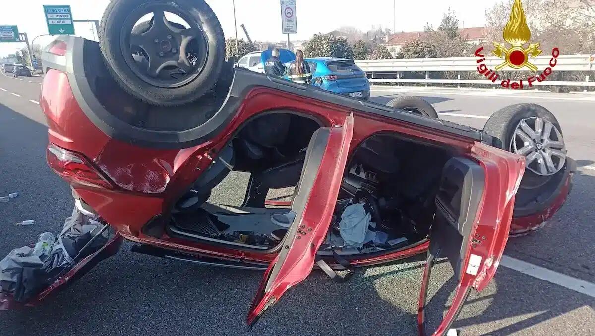 Pauroso scontro tra due auto in Tangenziale, una si ribalta: ferita una donna - 