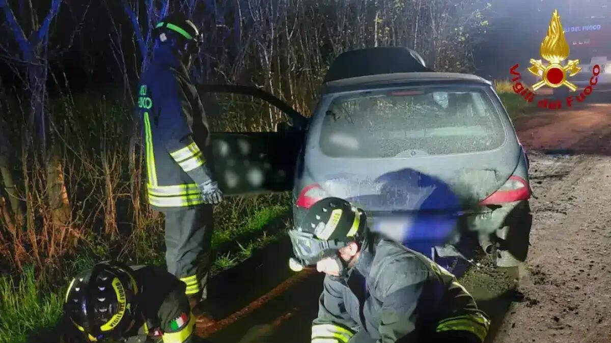 Auto esce di strada e si schianta contro gli alberi: due persone incastrate, estratte dalle lamiere - 