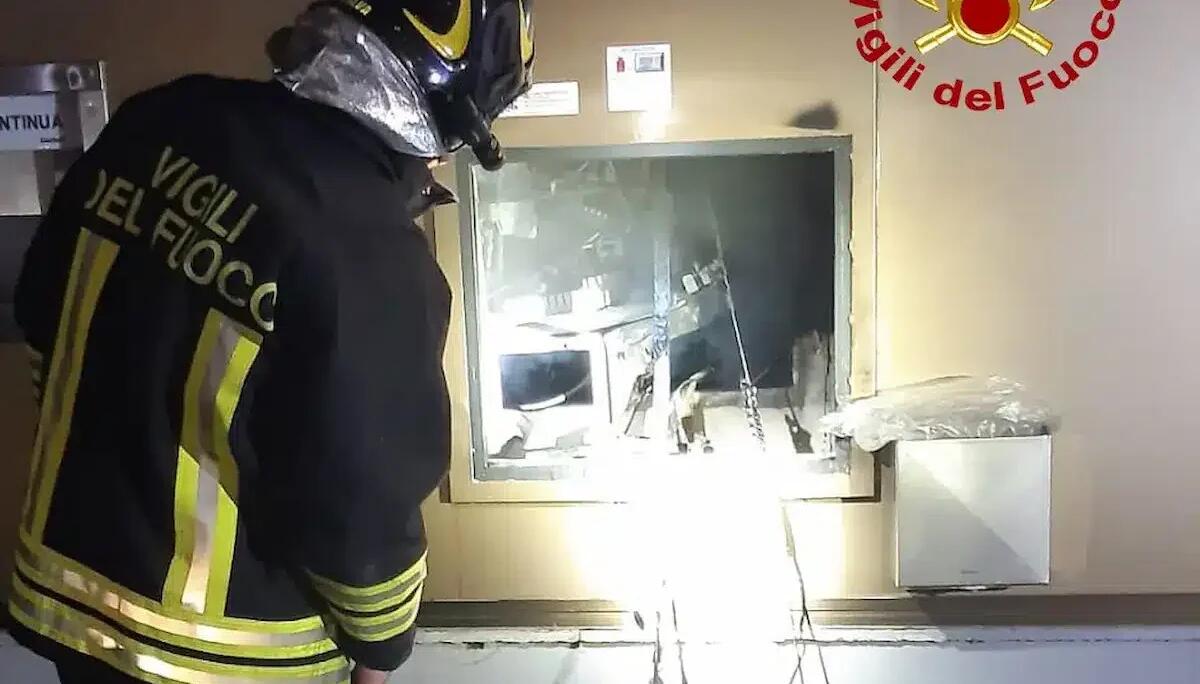Bancomat fatto saltare in aria nella notte: l'esplosione innesca le fiamme - 