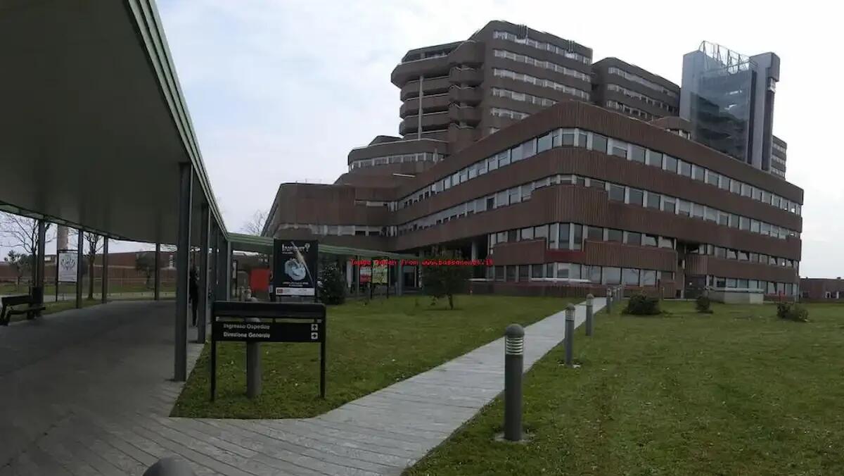 Scontro tra un'auto e una moto, il centauro cade sull'asfalto: trasportato d'urgenza all'ospedale - 