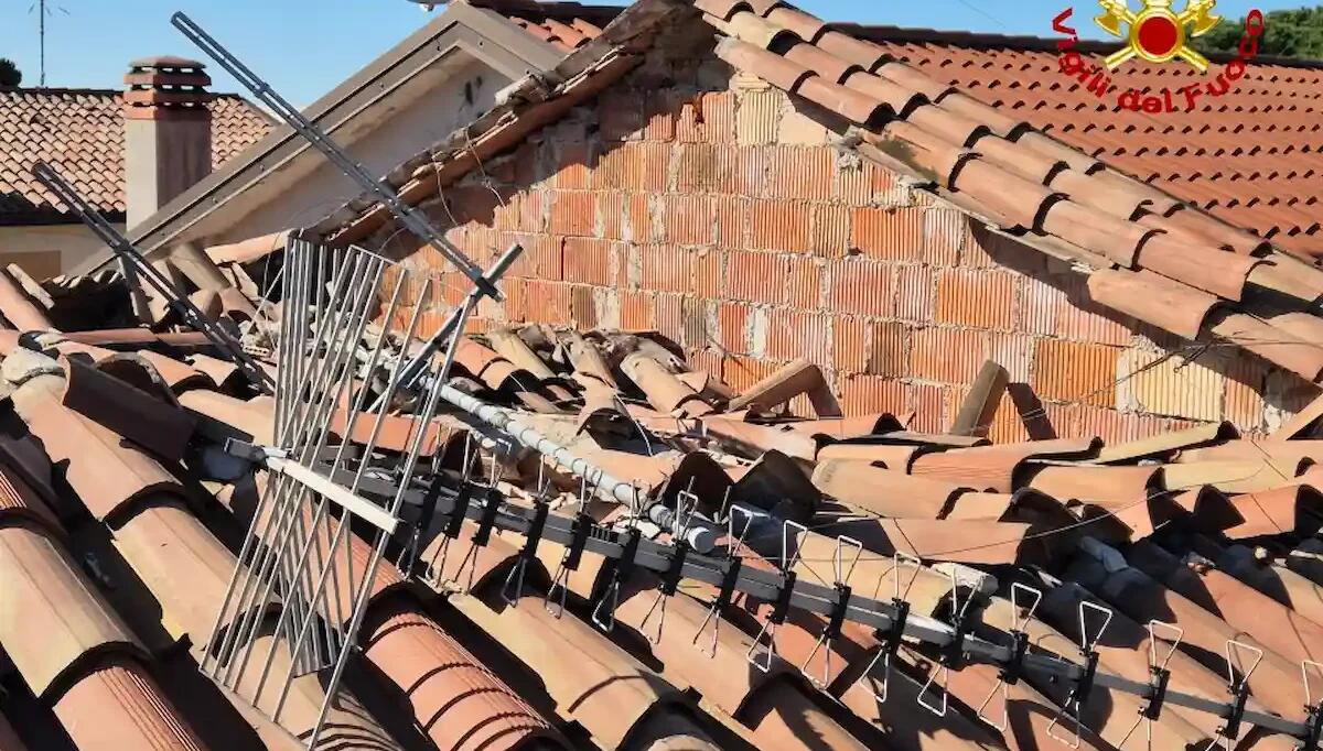 Cede il tetto di una palazzina: portati in salvo un cane e un gatto, recuperati beni di prima necessità - 