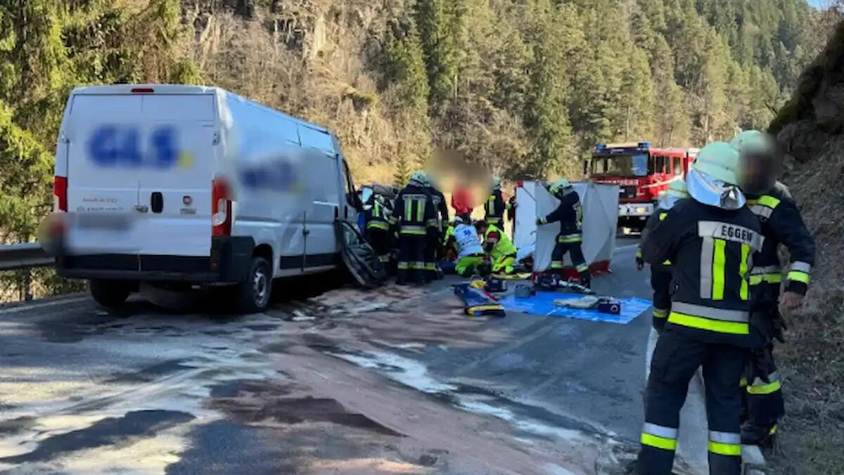 Tragico scontro frontale tra un furgone e un'auto: un morto e tre feriti, uno è gravissimo -