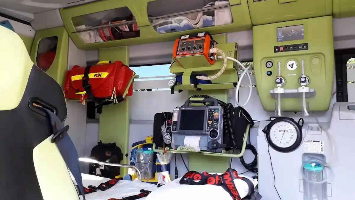 Scontro tra un'auto e un furgone, 52enne incastrata tra le lamiere: trasportata in ospedale in gravi condizioni - 