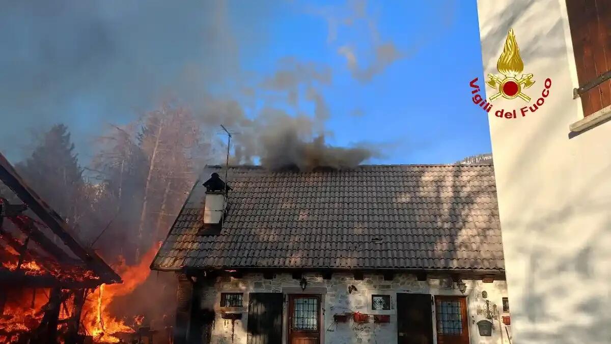 Ricovero agricolo prende fuoco, durante i soccorsi esplode una bombola GPL: nessun ferito - 