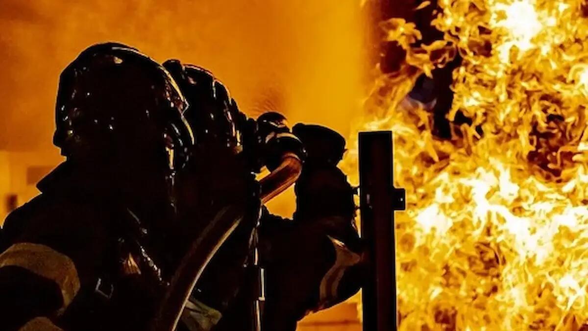 Attimi di paura in un ristorante, fiamme dal camino: clienti e personale in fuga - 