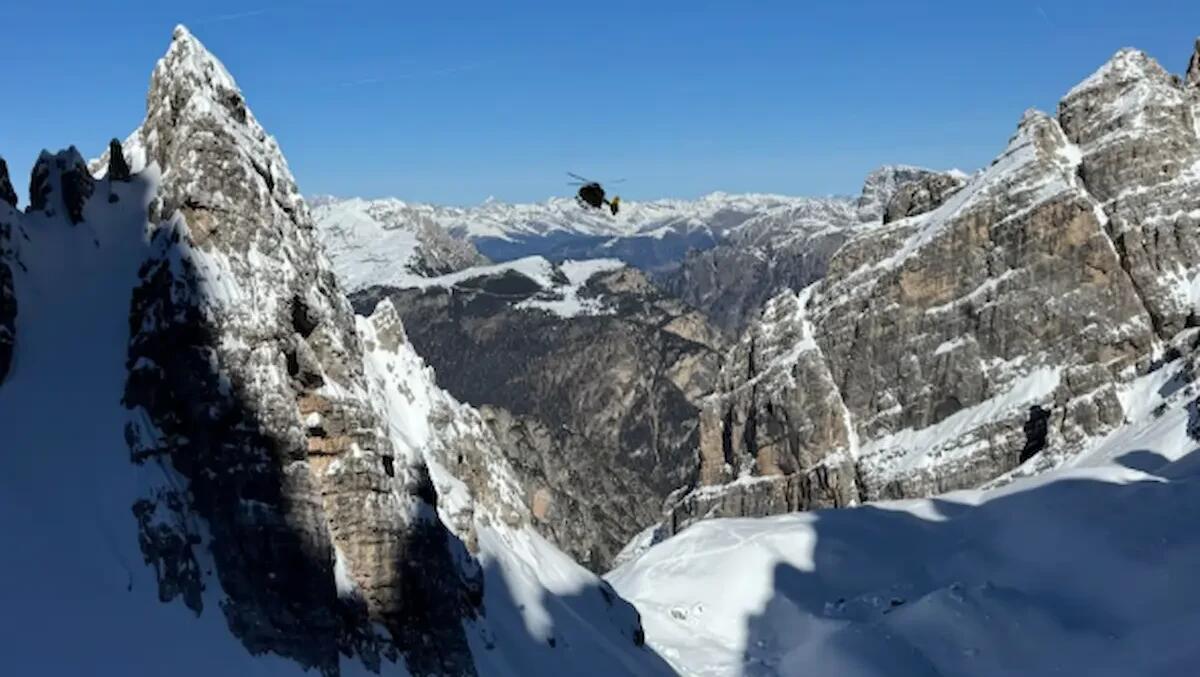 Non vede il masso e cade durante la discesa sugli sci: 28enne elitrasportato con traumi al volto e agli arti - 