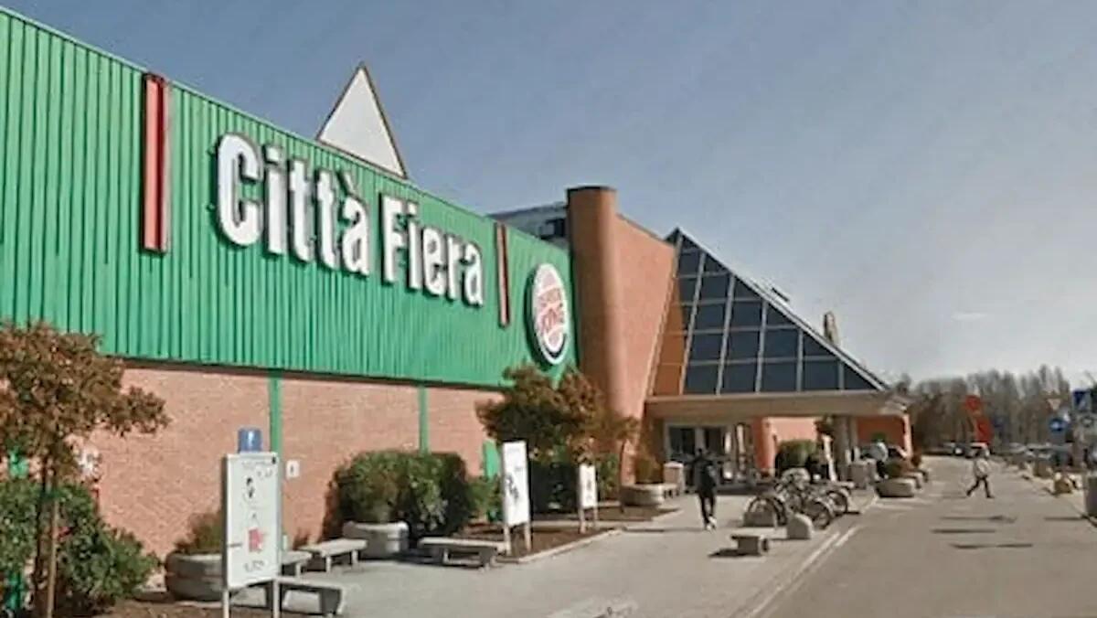 Tenta di rubare capi d'abbigliamento usando una borsa schermata, 23enne bloccata e denunciata - 