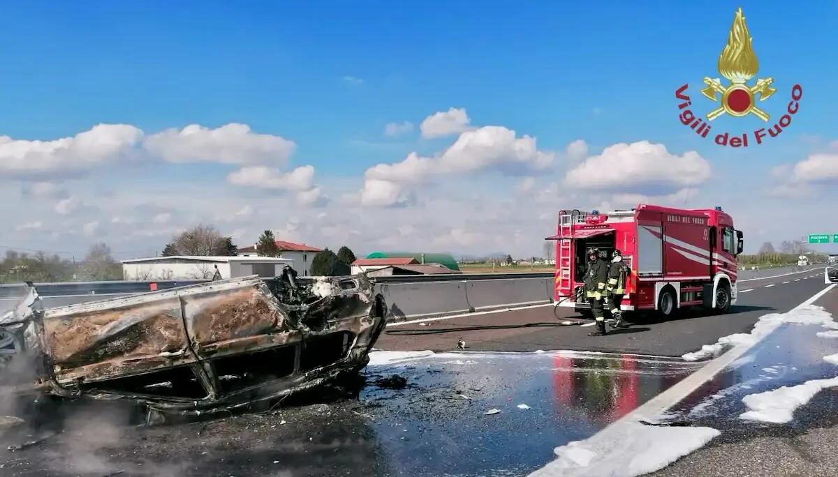 Brutale scontro auto-camion: vettura si ribalta e viene avvolta dalle fiamme, conducente miracolato - 