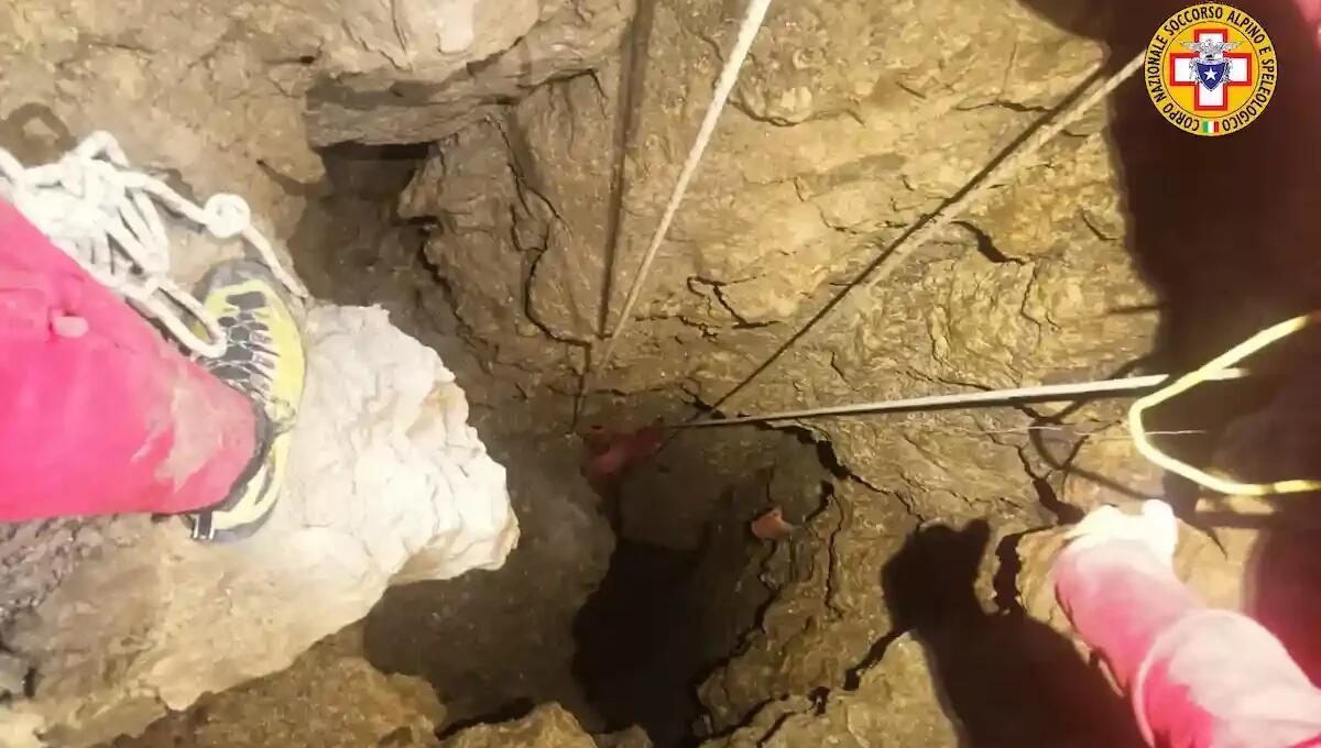 Malore in grotta, conclusa l'operazione di salvataggio: lo speleologo è stato trasportato in elicottero all'ospedale - 