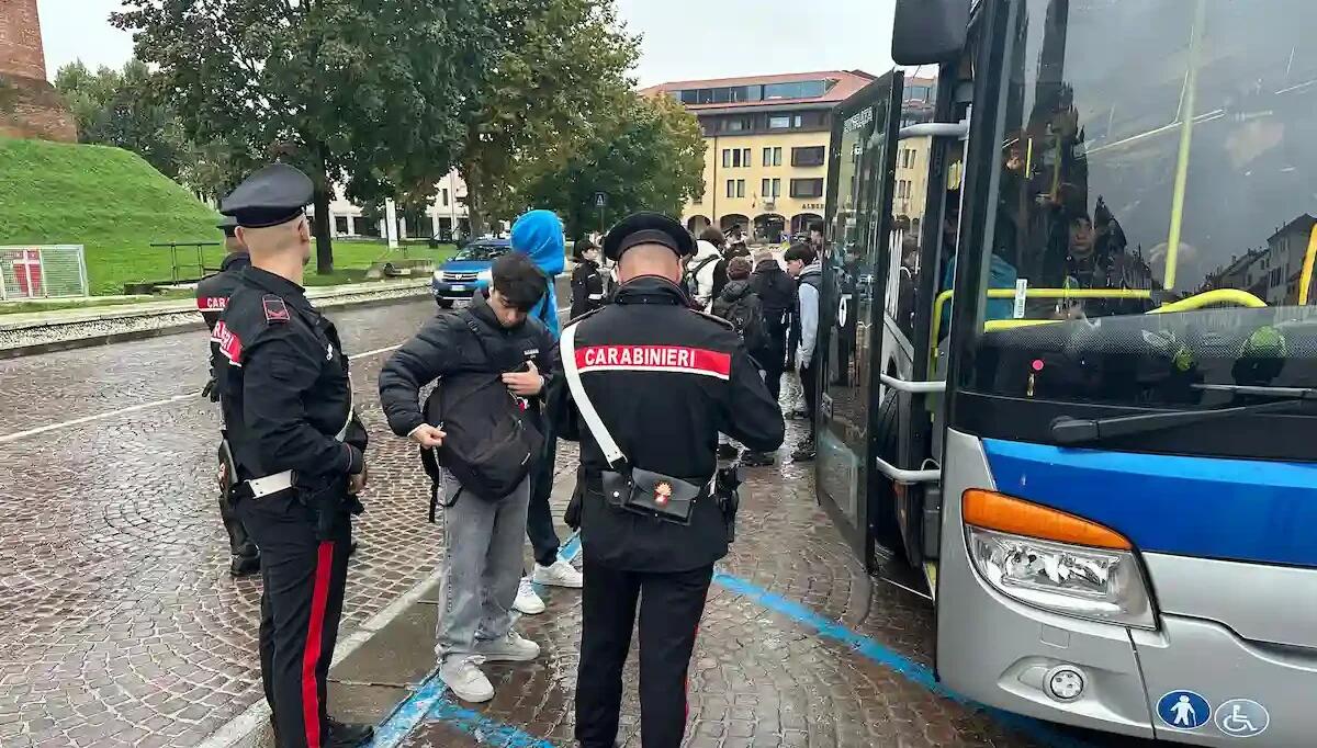 In stato d'ebrezza, ruba le chiavi di una corriera e fugge: 39enne fermato dai Carabinieri e denunciato - 