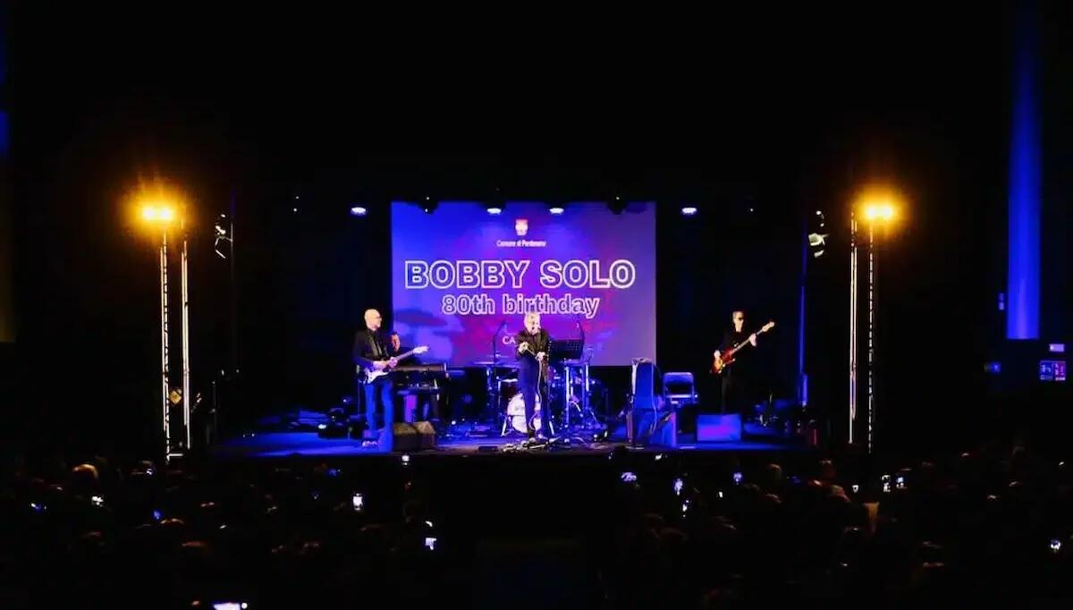 Malore sul palco, Bobby Solo costretto a interrompere il concerto - 