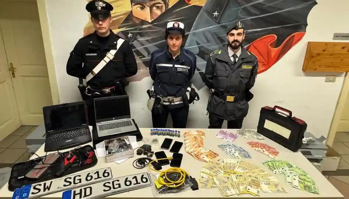 Smantellata maxi truffa su auto usate: sequestrati 32mila euro e 6 vetture -