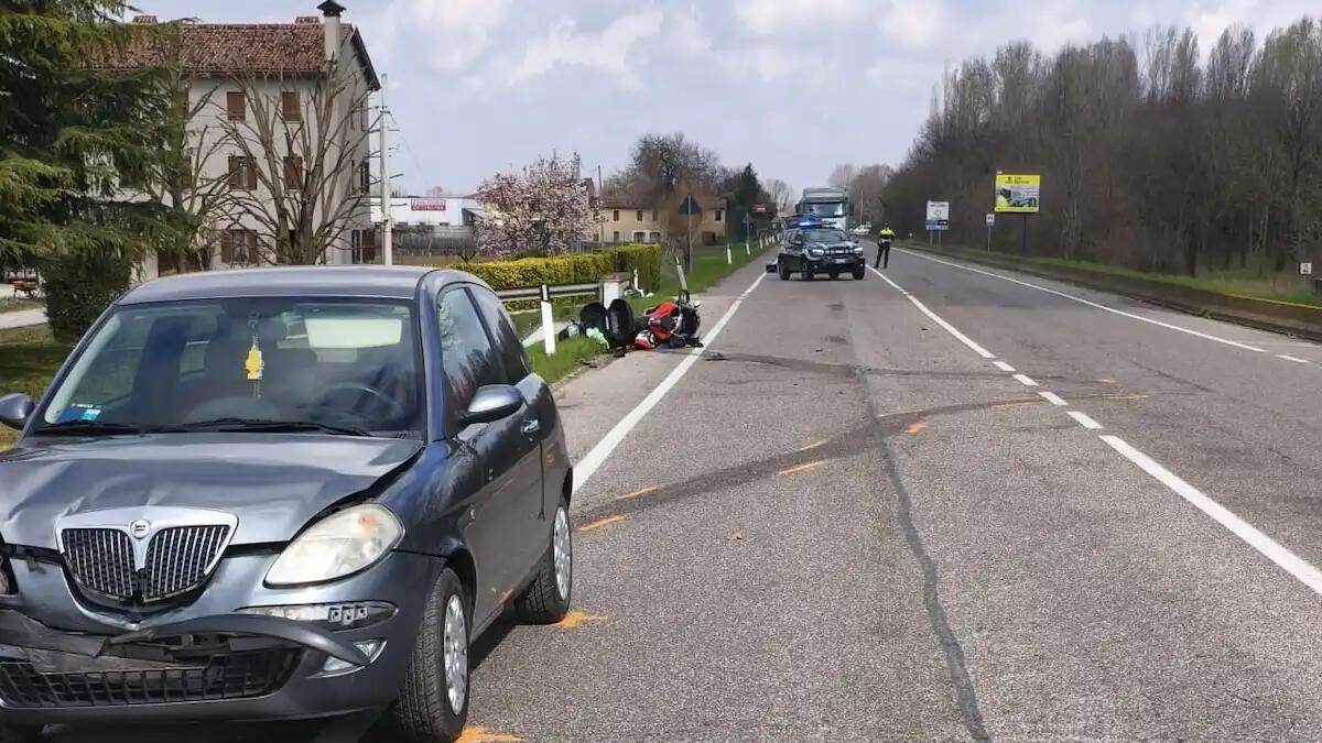 Violento frontale auto-moto: centauro 62enne sbalzato per metri, elitrasportato in ospedale - 