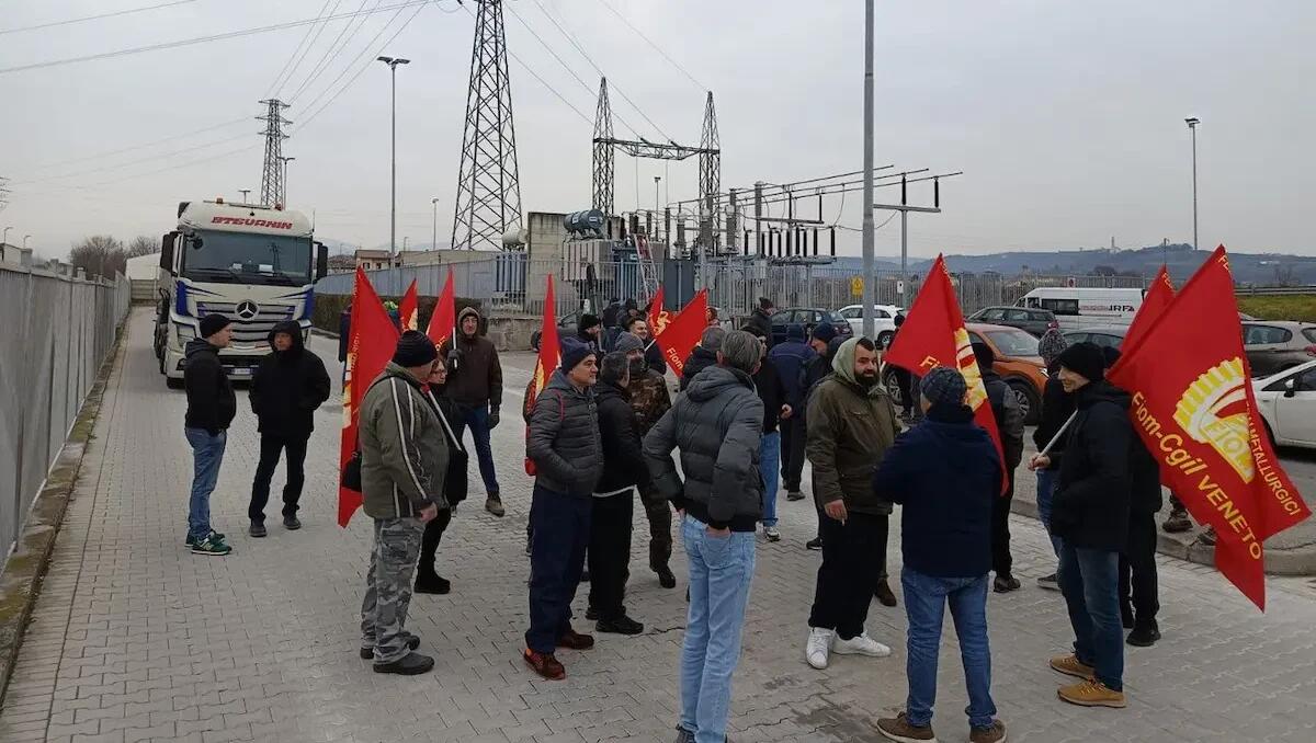 Sciopero e proteste per i licenziamenti alle Vetrerie Riunite e Borromini: incontro con le istituzioni -