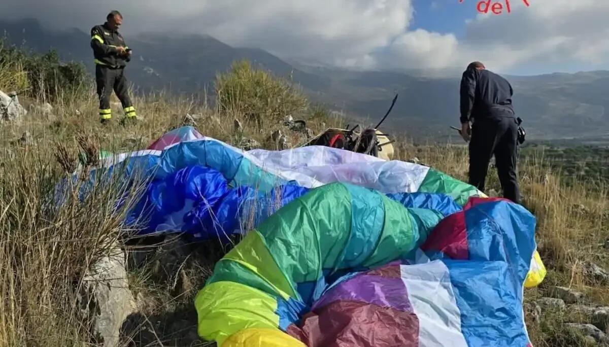 Parapendio costretto all'atterraggio: pilota finisce in un giardino privato, un albero gli salva la vita - 