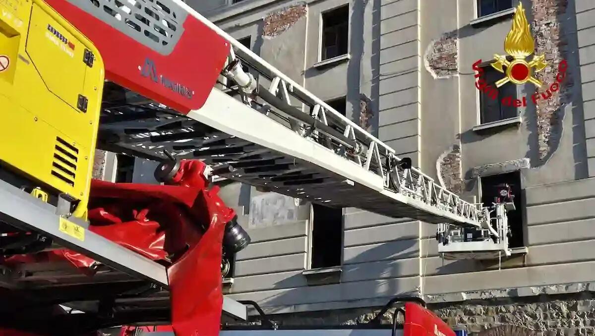 Fiamme nel porto vecchio di Trieste: fatte evacuare tre persone all'interno di un magazzino abbandonato - 