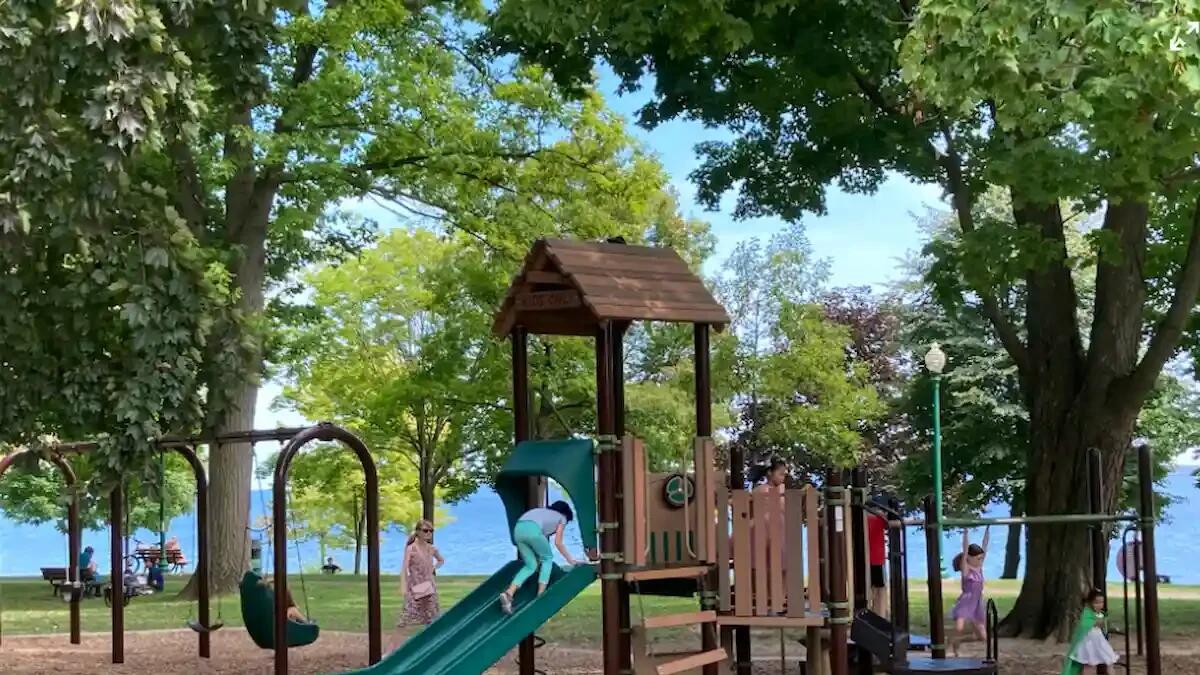 Bimba di 7 anni scompare nel nulla mentre gioca, scattano le ricerche: serata di paura per una madre - 