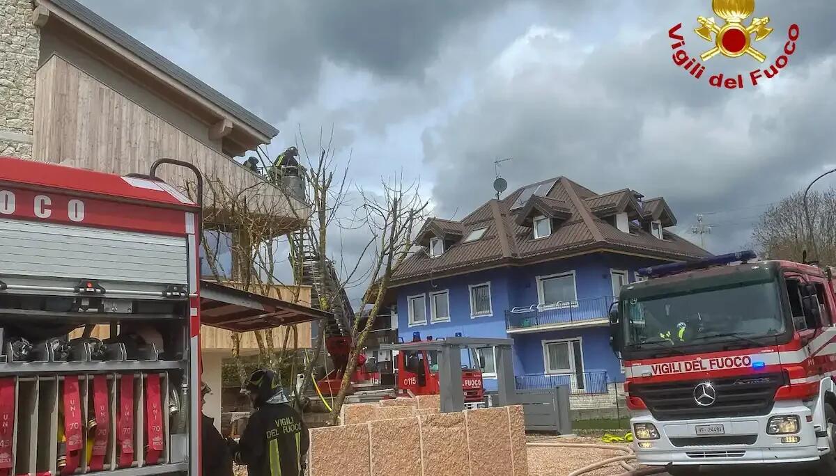 Incendio in casa: le fiamme divorano il tetto della struttura -