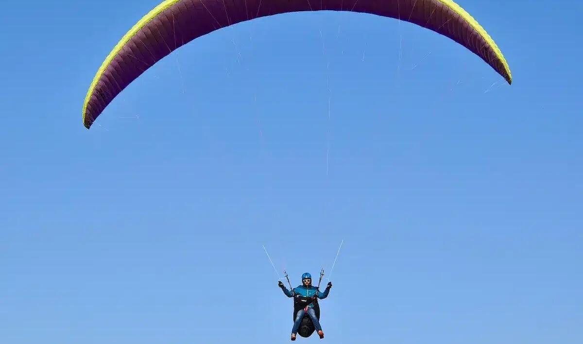Paura in volo, finisce incastrato nei cavi dell'alta tensione con il suo parapendio: precipita al suolo - 