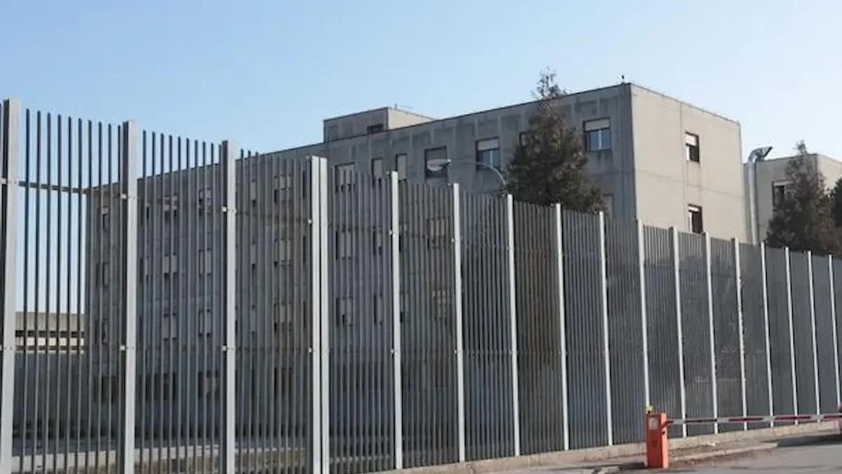 Allarme nel carcere di Vicenza, poliziotto aggredito da  un detenuto: prognosi di 20 giorni per l'agente - 