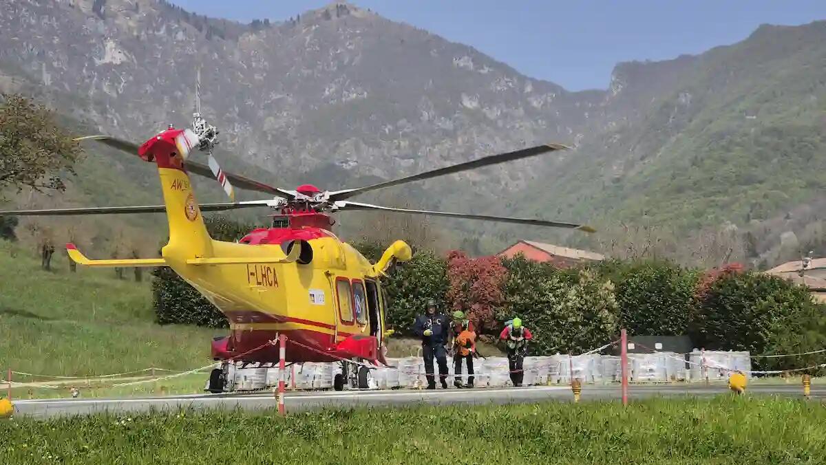 Cade per 40 metri lungo un sentiero, ferita ma cosciente: donna salvata con l'elisoccorso - 