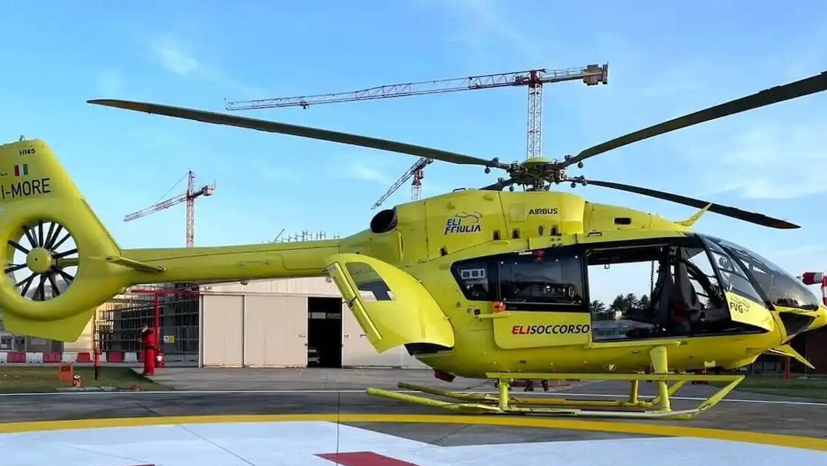Scontro fra 3 auto, veicoli distrutti e cinque persone ferite tra cui due minori: intervento dell'elisoccorso - 