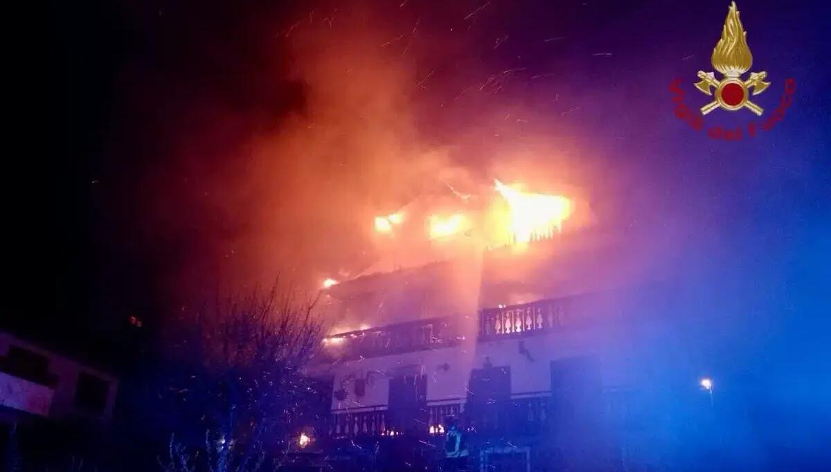 Devastante incendio sul tetto di una casa: le fiamme raggiungono il terrazzo, 20 pompieri in azione - 