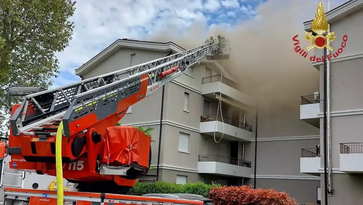 In fiamme il tetto di una palazzina: trenta pompieri sul posto per spegnere il rogo - 