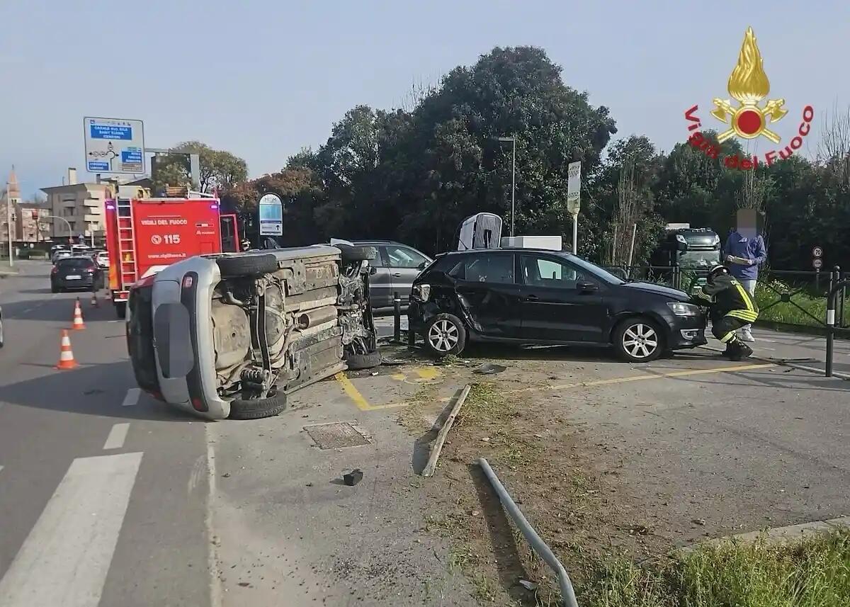 Perde il controllo dell'auto, si ribalta e centra un veicolo in sosta: ferito - 