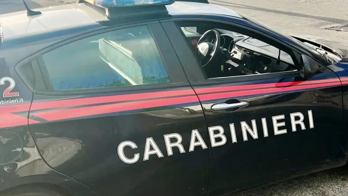 Condannato ai domiciliari, esce per fare shopping: i Carabinieri lo fermano in un centro commerciale - 