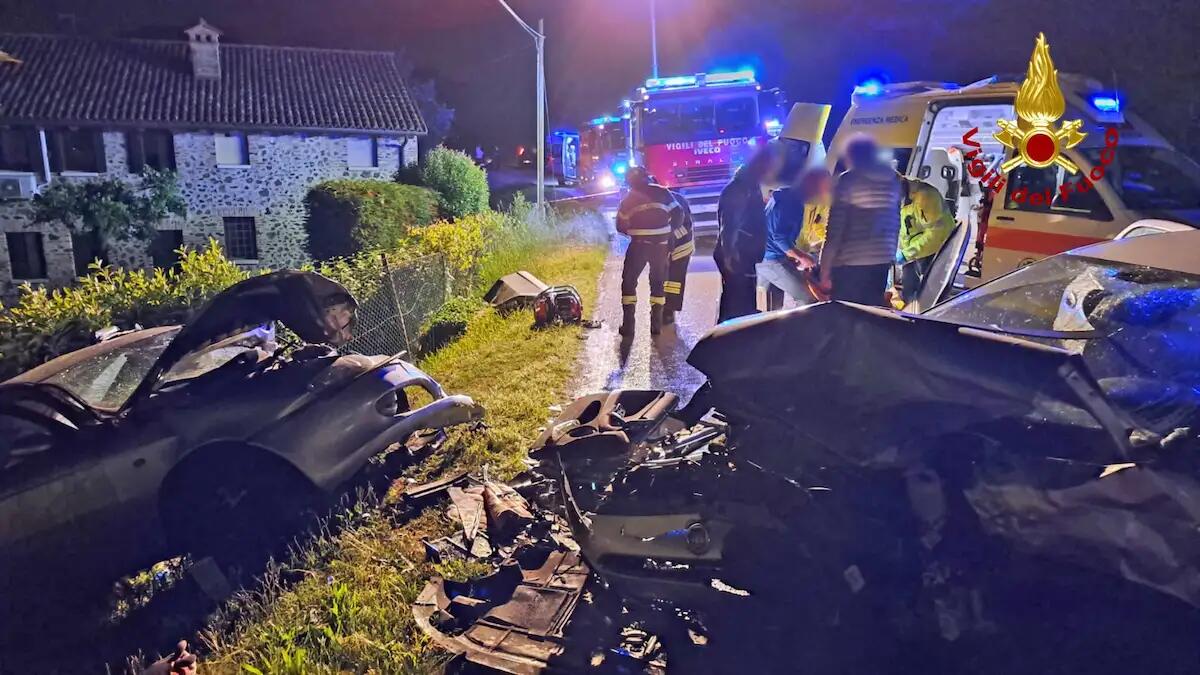 Tremendo frontale tra due auto: cinque feriti, grave una donna, estratta dalle lamiere - 
