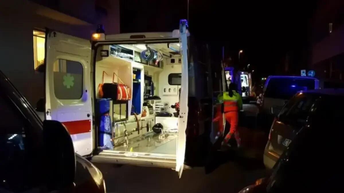 Violento incidente all'incrocio: tre auto coinvolte, due feriti gravi trasportati in ospedale - 