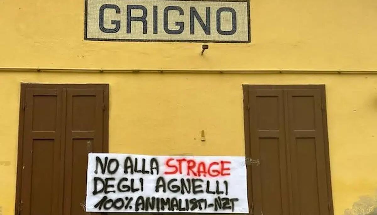 "No alla strage degli agnelli": affisso striscione in zona strategica - 