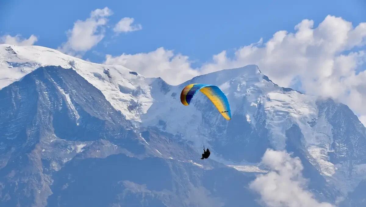 Tragedia in volo, un 86enne precipita con il suo parapendio: l'impatto a terra è fatale - 