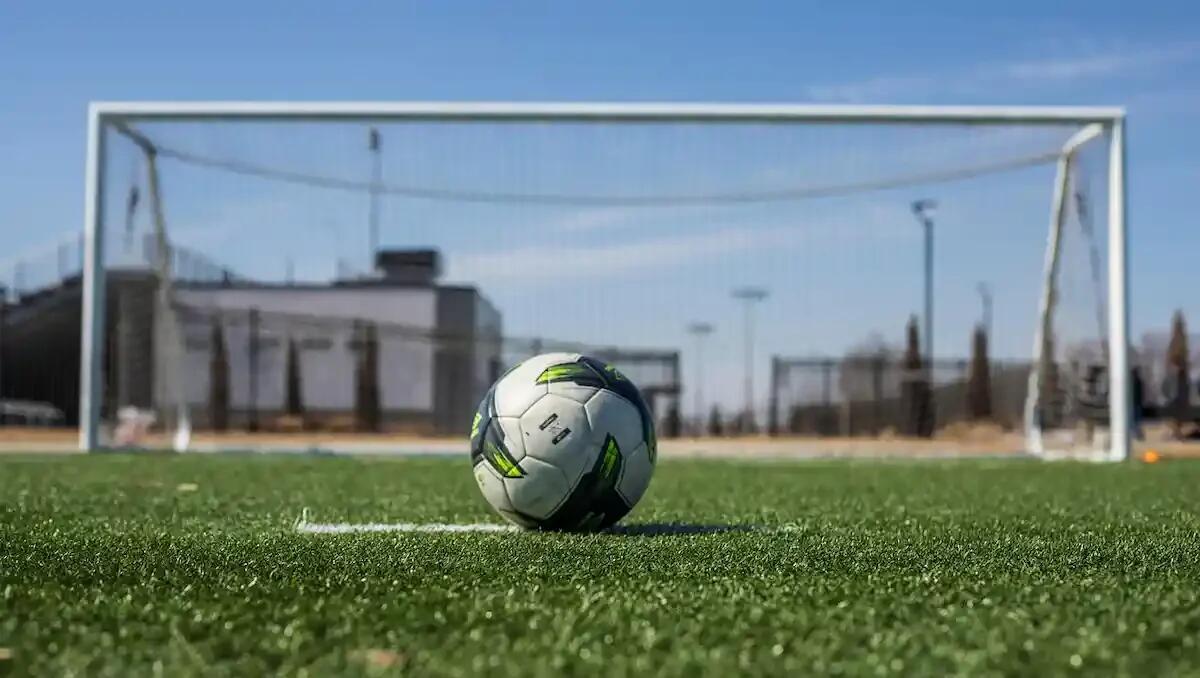 Insulti e pugni, rissa tra genitori sugli spalti: partita di calcio under 13 interrotta - 
