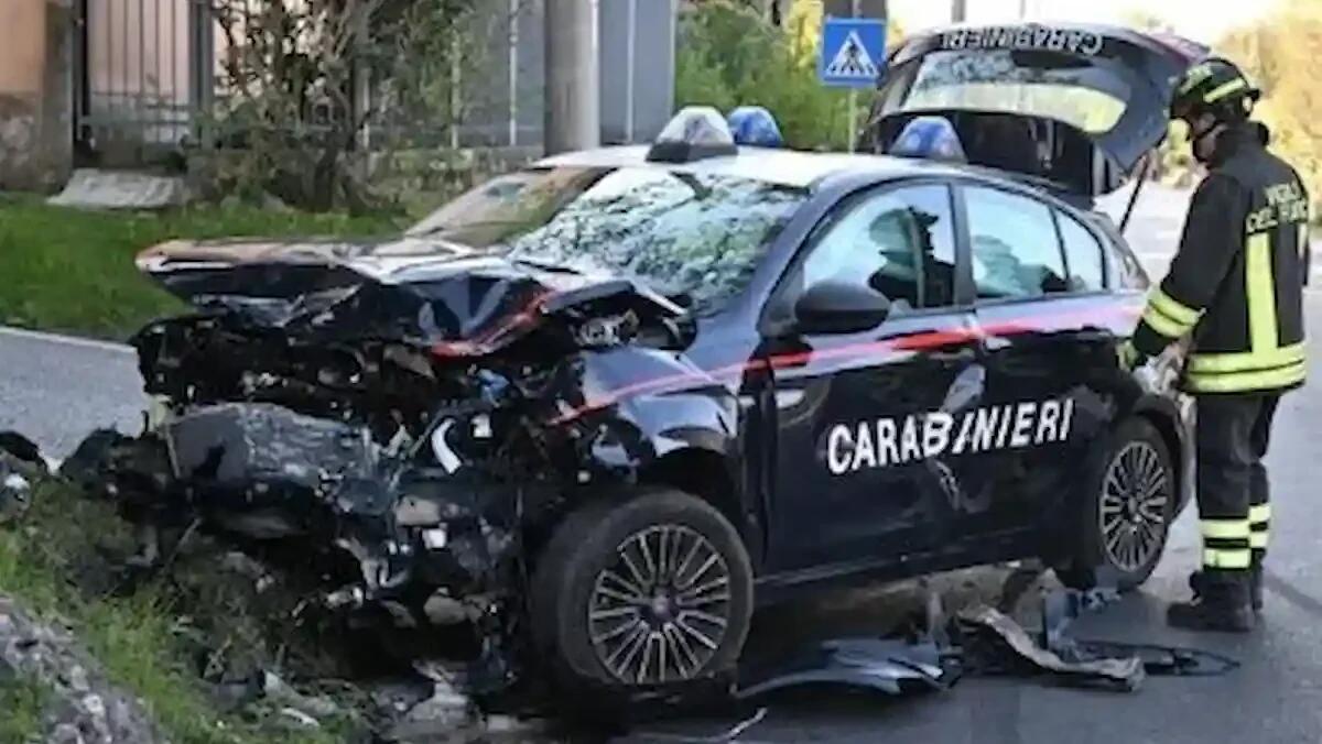 Terribile frontale tra una gazzella dei Carabinieri e un'auto: 5 feriti, tre militari e una coppia - 