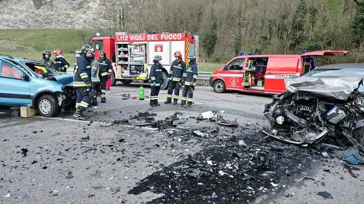 Tremendo frontale tra due auto: 20enne in bilico tra la vita e la morte, ferito anche un 65enne - 