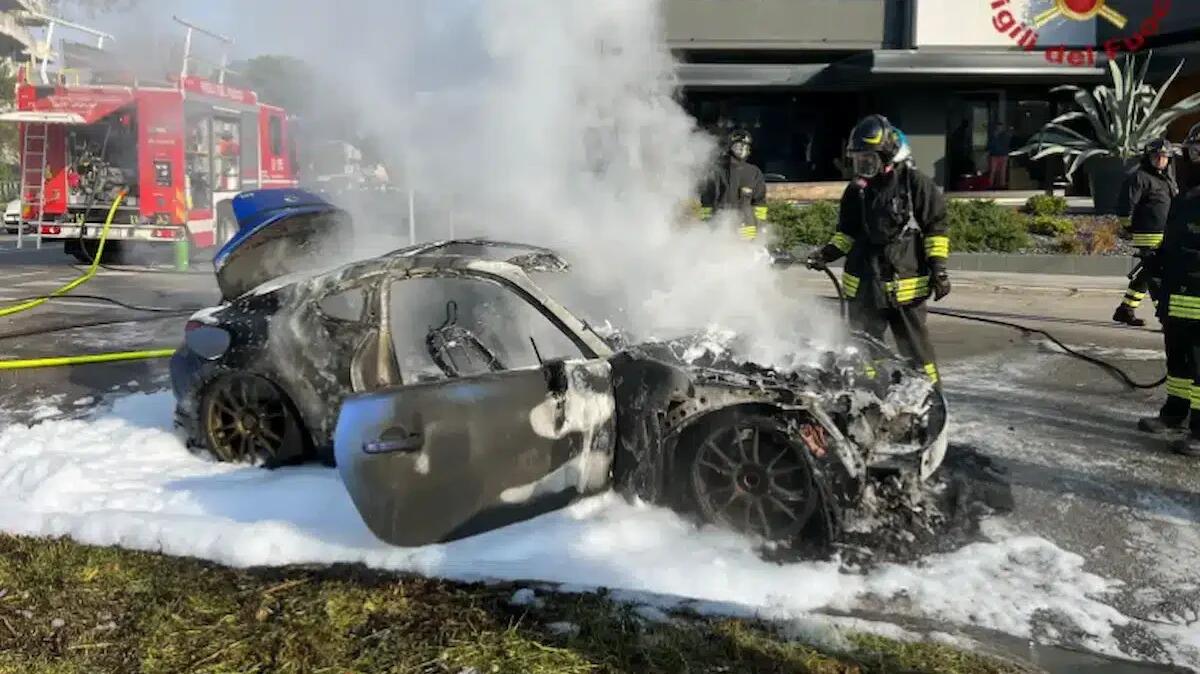 Fumo dal vano motore, il conducente scende in tempo dall'auto: veicolo distrutto dalle fiamme - 