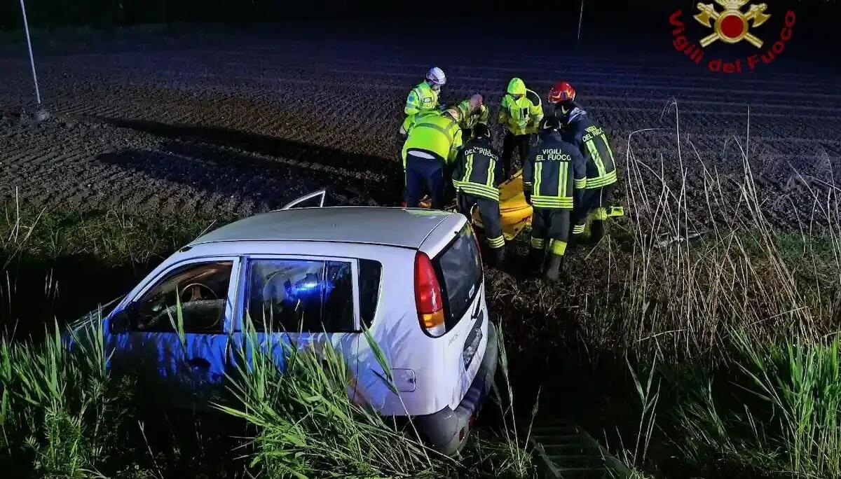Auto esce di strada nella notte: ferita coppia di anziani - 