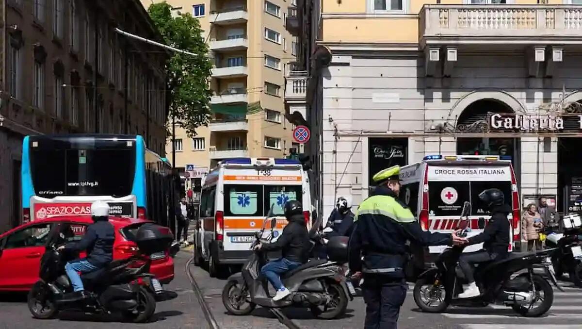 Caos in città per lo scontro tra un bus e un'auto, nessun ferito grave ma traffico bloccato per oltre un'ora - 