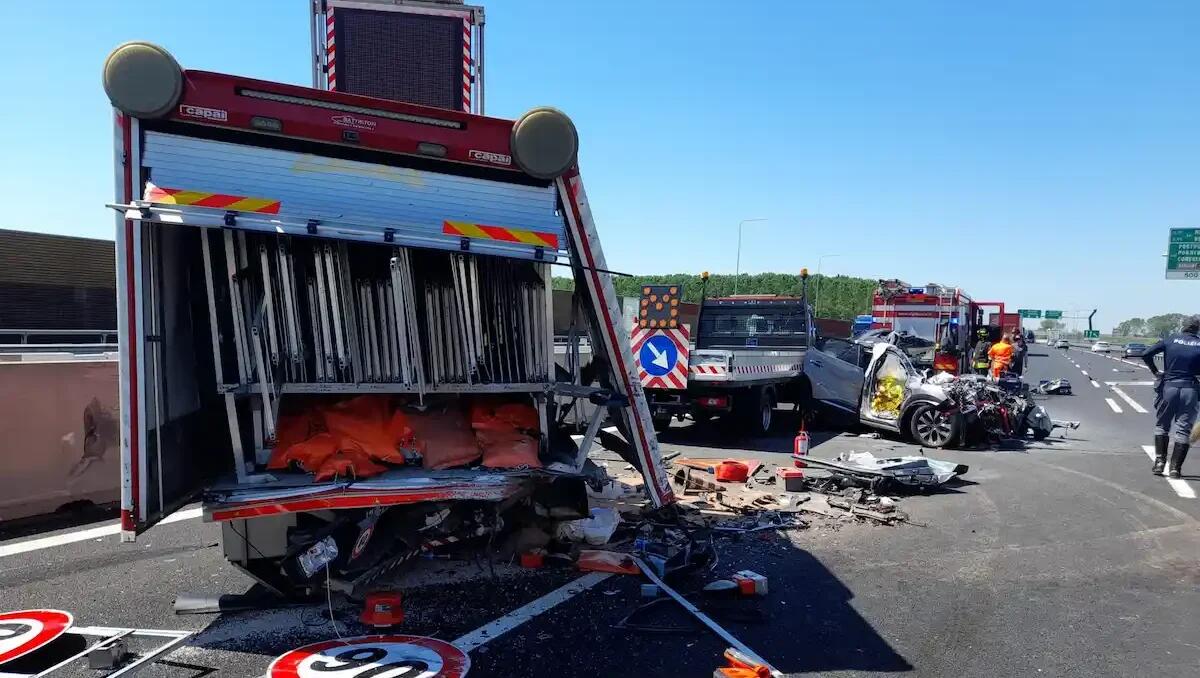 L'auto piomba contro i mezzi di manutenzione sull'A4: due morti tra Latisana e Portogruaro - 