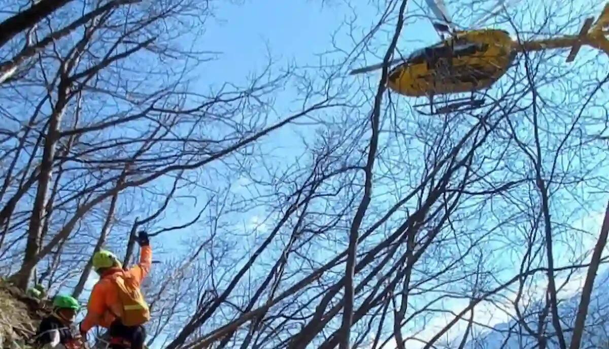 Paura per un 76enne, precipita per 10 metri e finisce nel canale: elitrasportato in ospedale - 