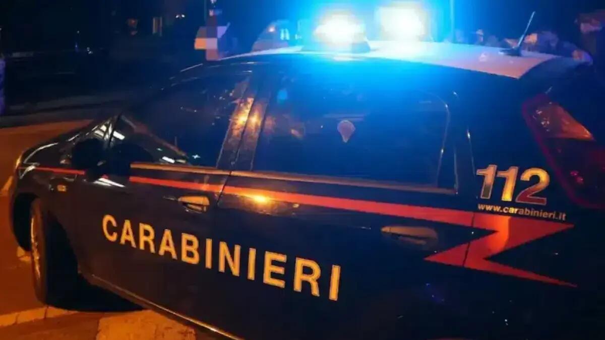 Agguato nella notte, giovane accoltellato alla schiena: trasportato al pronto soccorso, rintracciato l'autore - 