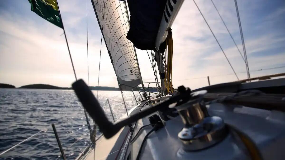 Paura al largo di Venezia, barca a vela in avaria: salvataggio in mare di quattro persone - 