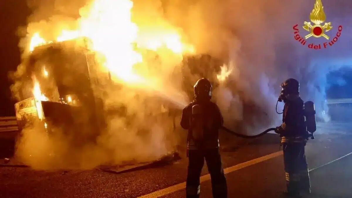 Prima dà fuoco alla roulotte, poi tira una testata a un poliziotto: arrestato 33enne - 